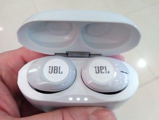 Наушники JBL Tune 120 TWS: true wireless, не торчащие из ушей