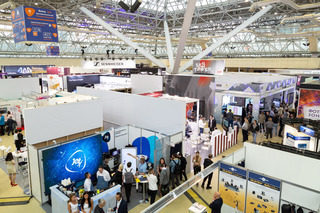 Репортаж с выставки ISR 2019: прозрачность, 35 000 люмен и вертушка