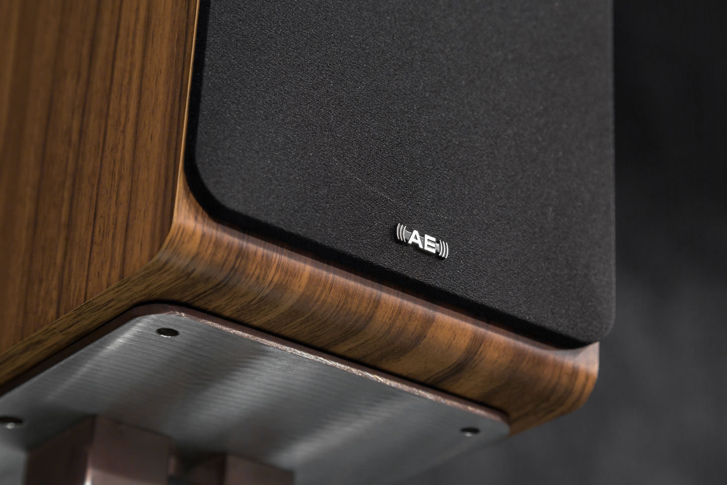 АЕ100 — достойные приемники предыдущих поколений акустических систем Acoustic Energy