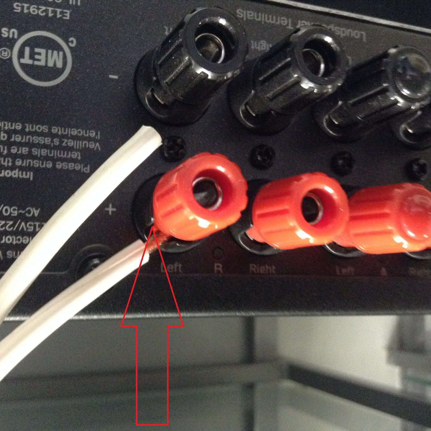 Акустическое соединение. Акустический кабель с RCA зажим. Штекер провода от усилителя связи. Клеммы для соединения акустических проводов. Соединительные клеммы для акустики.