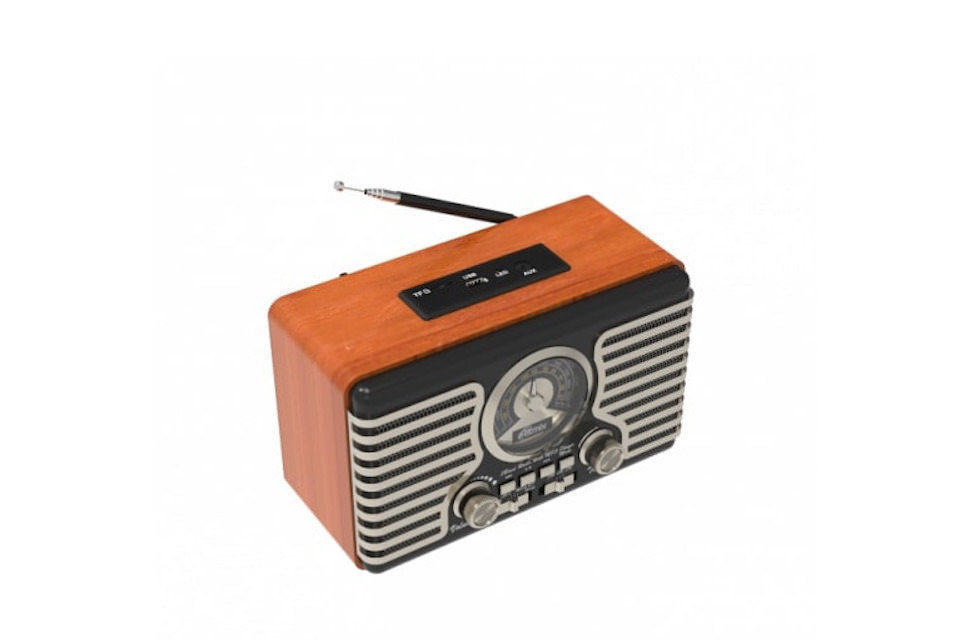 Ретро-приемник Ritmix RPR-090: слоты для карт памяти, Bluetooth и три варианта питания