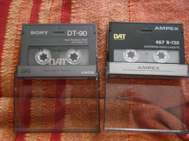 Ел кассет. Dat кассета 160 ГБ. Dat Fuji r120 кассета. Dat кассеты 600 ГБ. Аудиокассеты с записями.