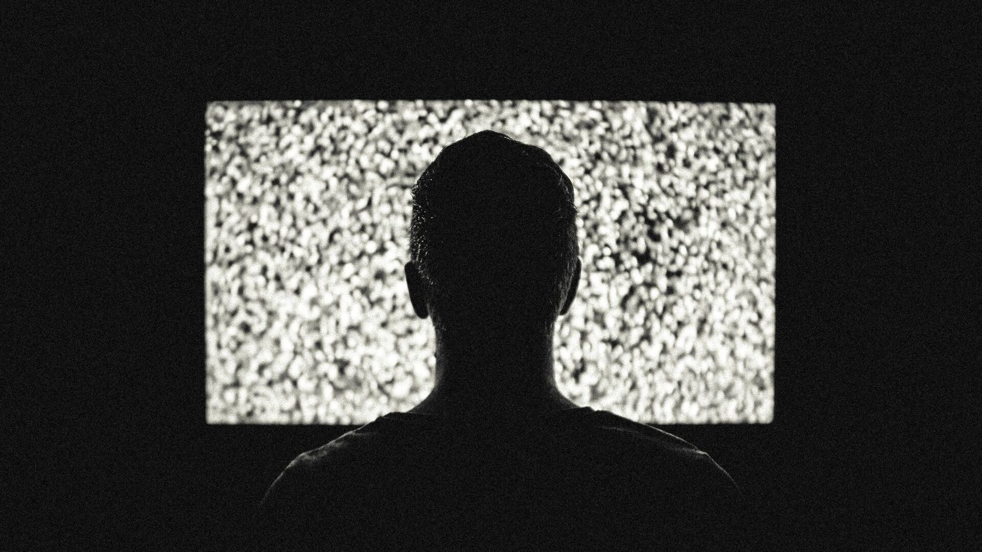 Почему нельзя смотреть телевизор в темноте