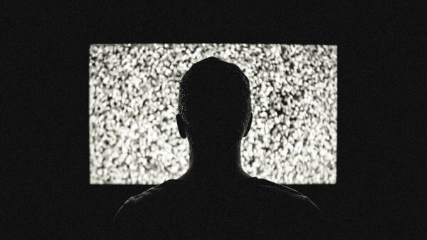 Вредно ли смотреть телевизор в темноте?