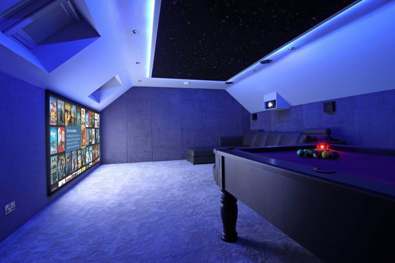 Домашние проекты: как из чердака сделали кинозал-бильярдную в стиле «Звездных войн»