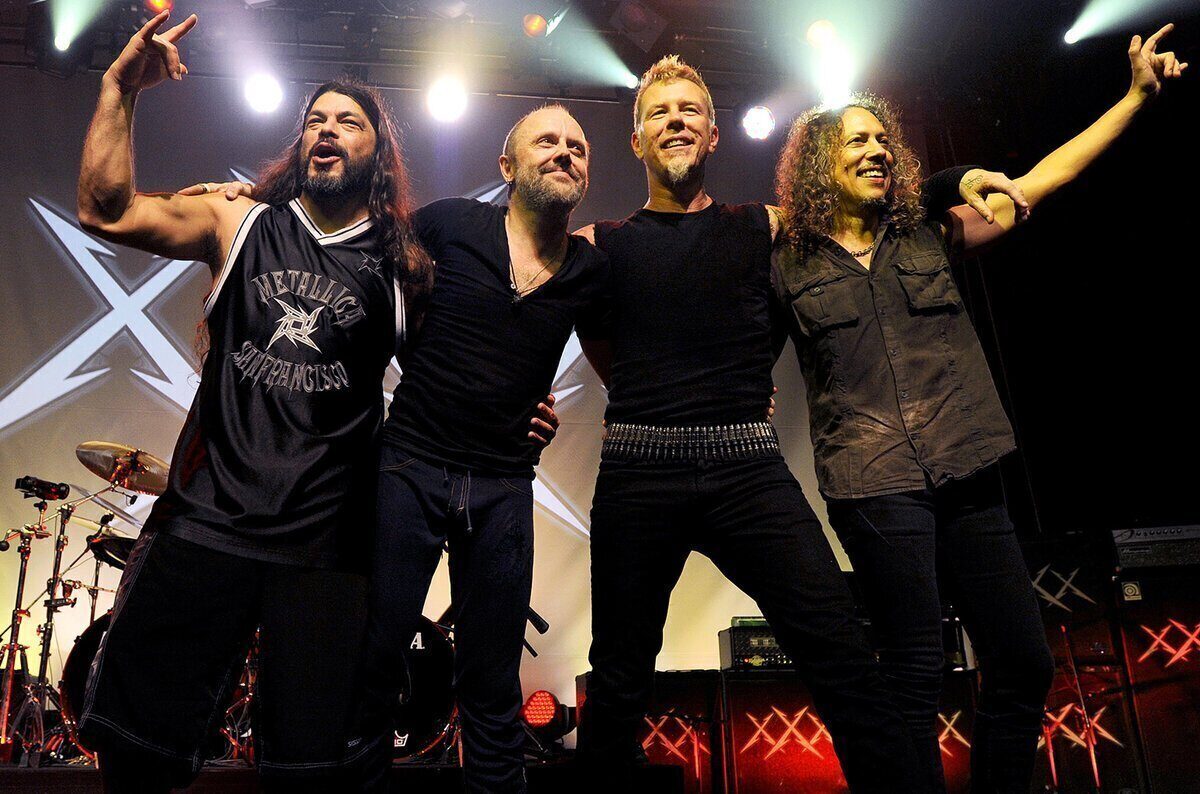 Группа Metallica купила завод по производству виниловых пластинок.