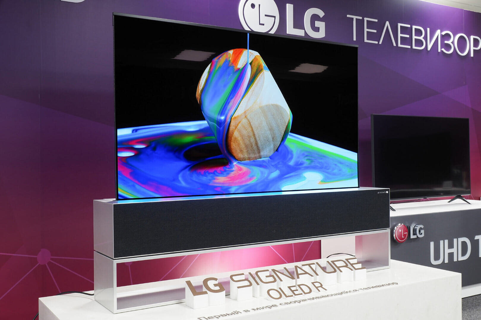 Тест телевизора LG Signature OLED R: сворачивающийся