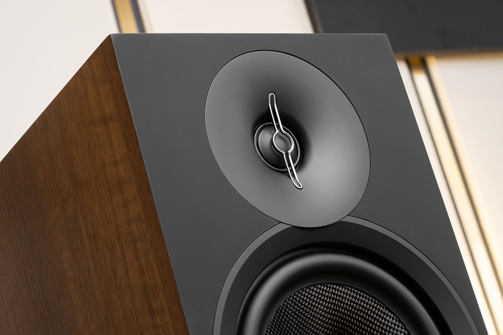 Тест напольников ELAC Debut F6.3: эволюция в третьем поколении