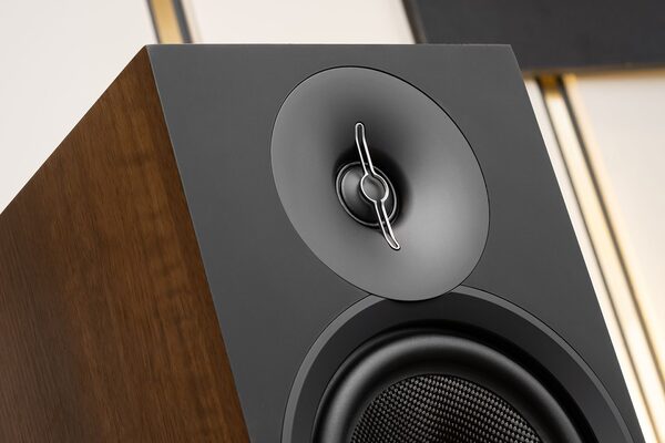 Тест напольников ELAC Debut F6.3: эволюция в третьем поколении