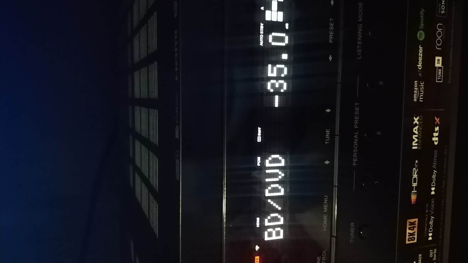 На экране появились наушники. Горит на дисплее лифта надпись Fire.