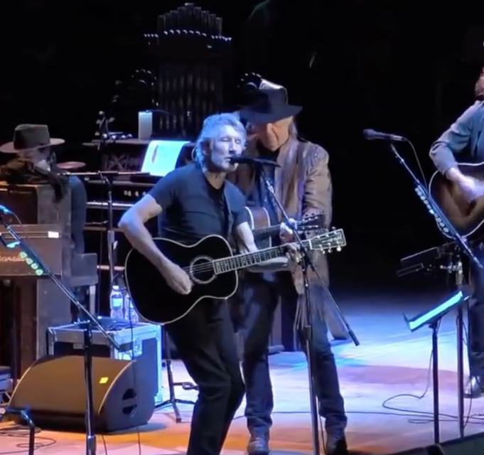 Роджер Уотерс и Нил Янг исполнили кавер на «Forever Young» Боба Дилана