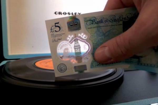 Британец использовал пластиковую банкноту в качестве иглы для проигрывателя винила