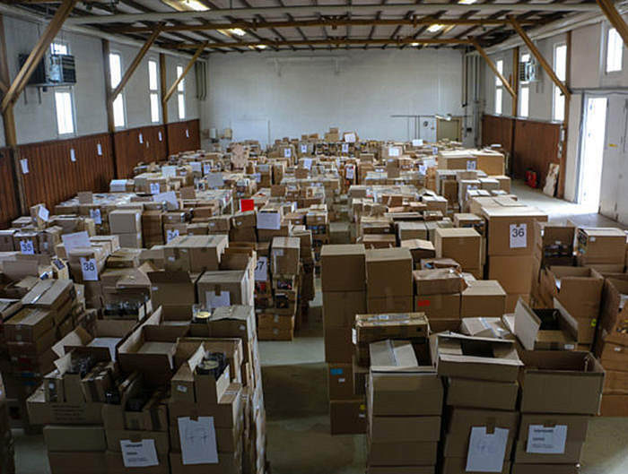 Немецкие полицейские нашли два миллиона поддельных виниловых пластинок, CD и DVD