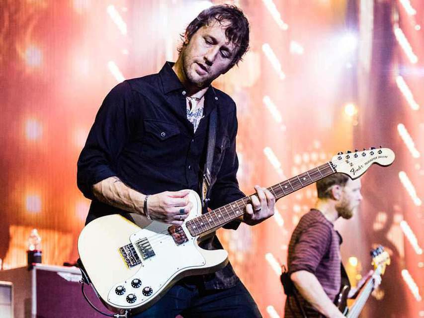 Гитарист Foo Fighters прислал фанату новую гитару взамен украденной