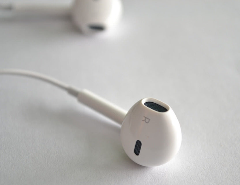 Apple запатентовала технологию распознавания источника звуков через костные вибрации
