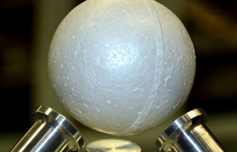 Ученые продемонстрировали акустическую левитацию крупного шара