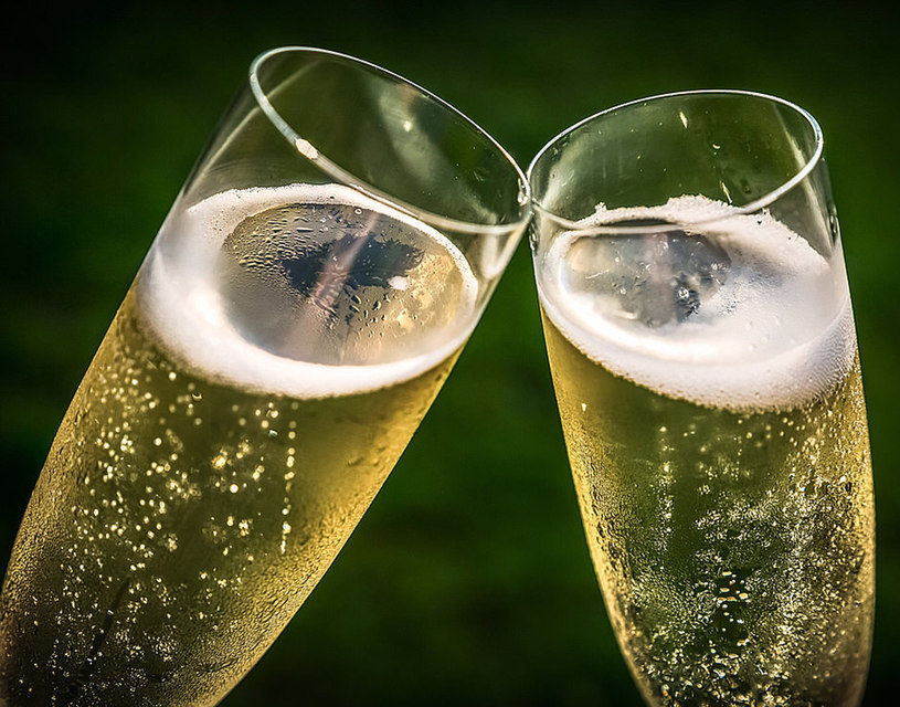 Исследование: пузырьки в дешевом и дорогом шампанском звучат по-разному