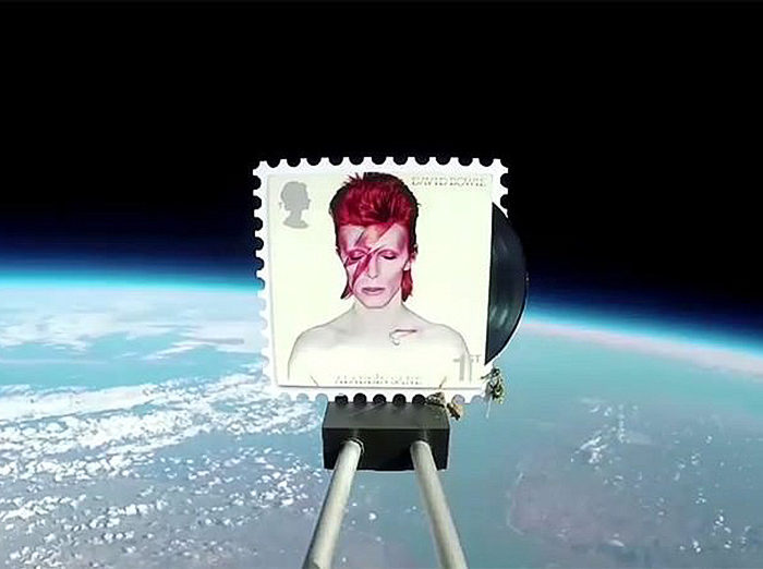 Британская почта отправила в космос 520 марок с изображением Дэвида Боуи