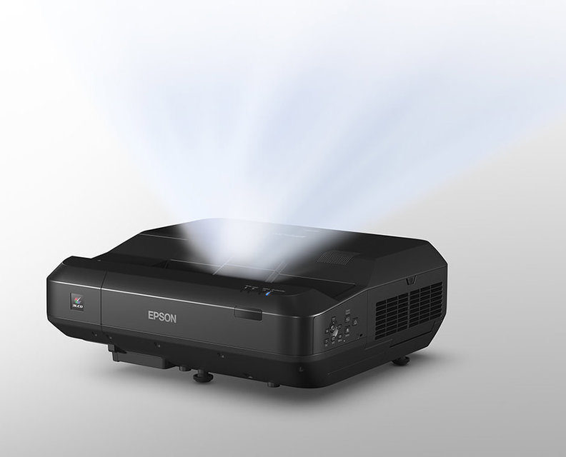 Epson выпустила ультракороткофокусный лазерный проектор EH-LS100