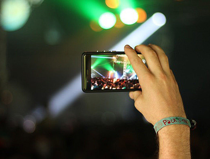 Статистика: большинство британцев против смартфонов на концертах
