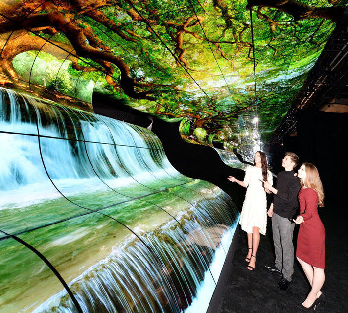 LG показала водопады на 260-ти OLED-дисплеях