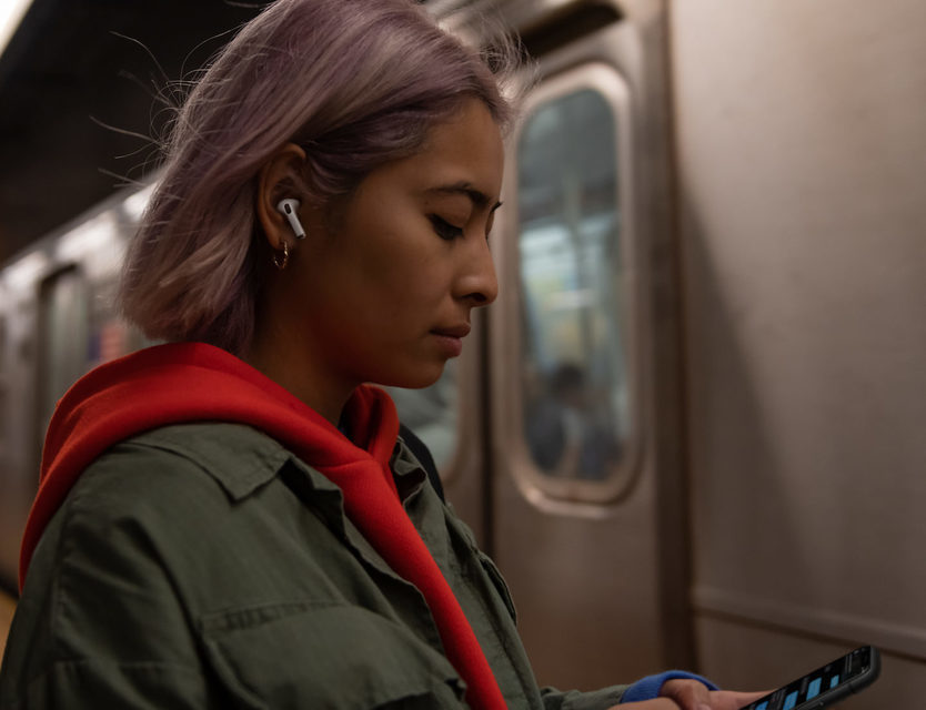 Apple представила полностью беспроводные наушники AirPods Pro с системой шумоподавления