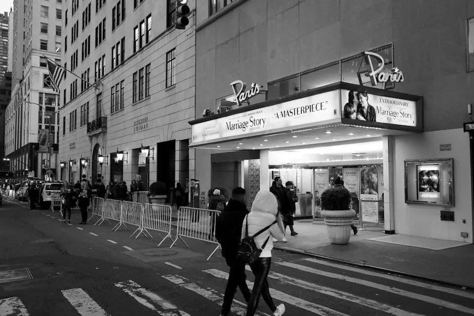 Netflix арендовал на 10 лет нью-йоркский кинотеатр Paris для показа своих эксклюзивов