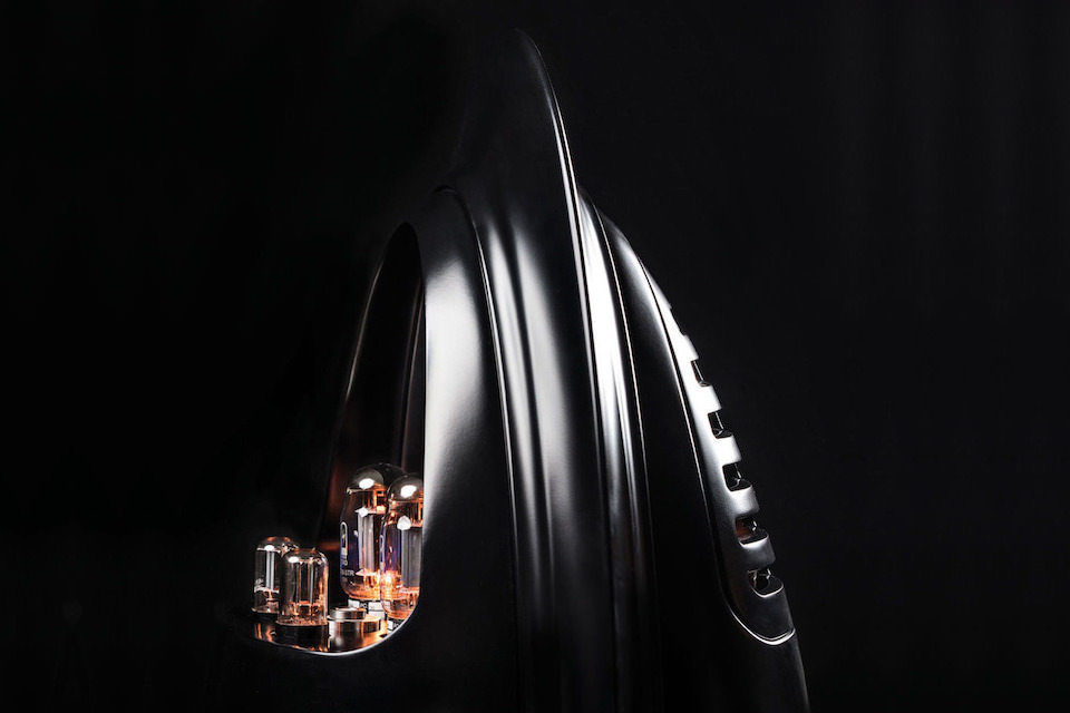 Гибридный усилитель Chorista от Liutanie audio: лампы 6550 и каскады MOSFET в вертикальном овальном корпусе