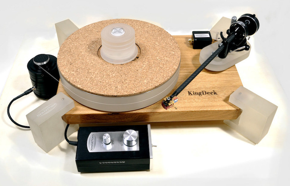 Вертушка NewArtVinyl KingDeck: стол из натурального дуба, акриловый тяжелый диск и внешний мотор
