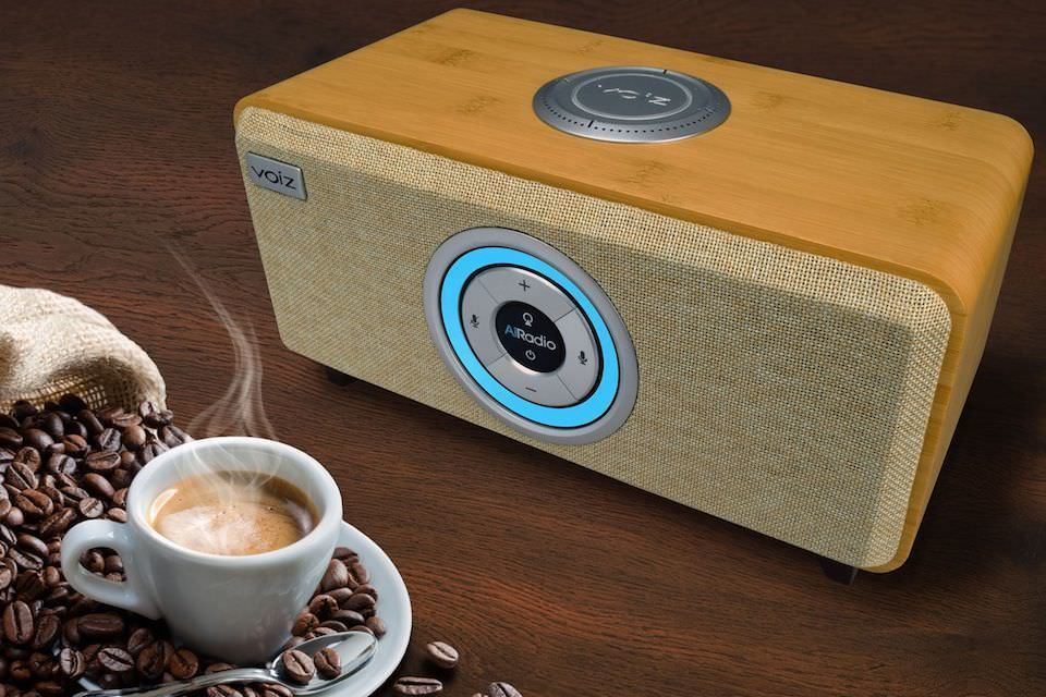 Умная колонка Voiz AiRadio: дизайн под радиоприемник и встроенный помощник Amazon Alexa