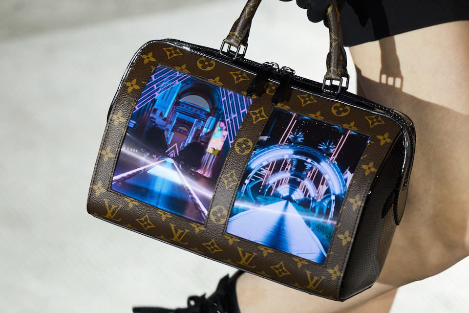 Louis Vuitton показала прототипы сумок со встроенными гибкими экранами