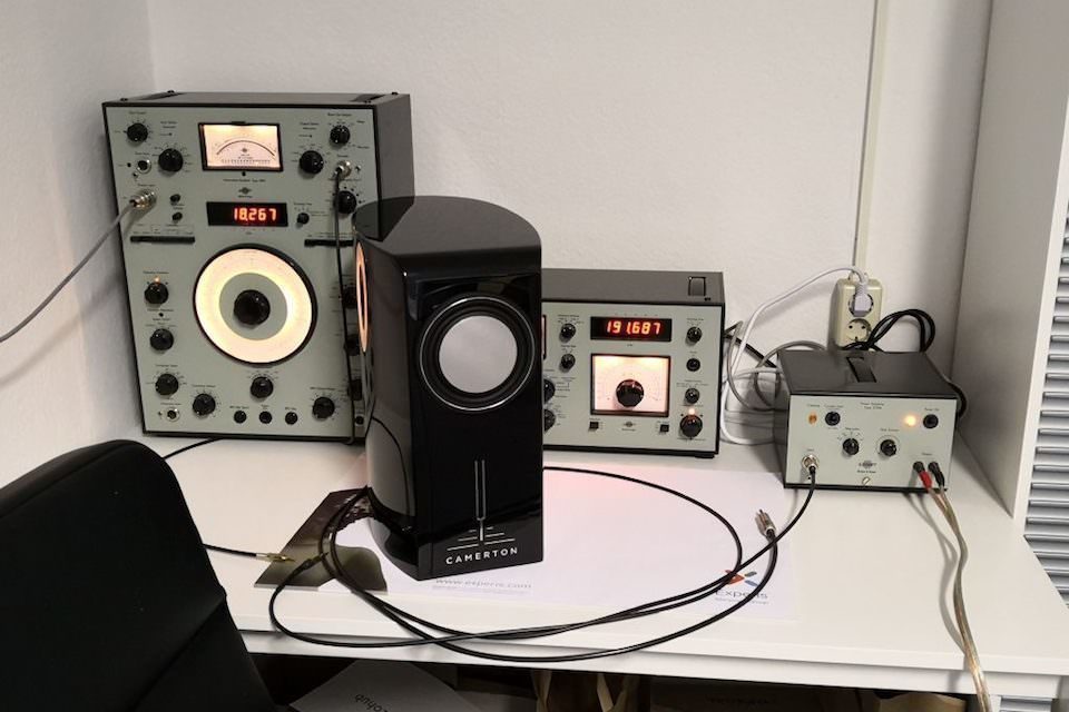 Camerton Audio Binom-1: компактная акустика с фирменным широкополосником