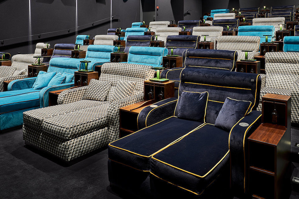 В Швейцарии открыли кинотеатр VIP Bed Cinema: большие кровати, подушки, одеяла и снеки без ограничений