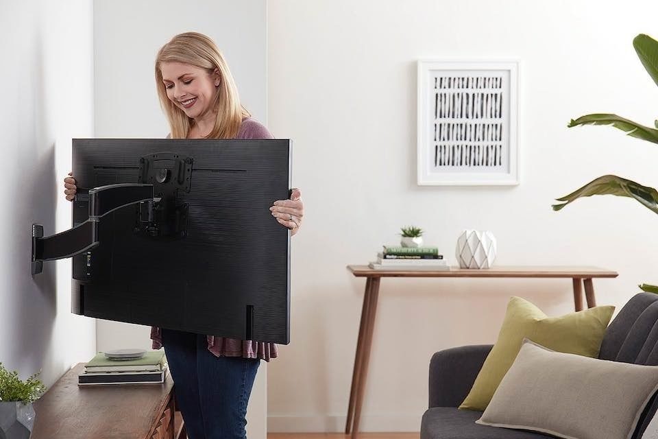 Sanus представила серию настенных креплений Advanced Full Motion S4 для телевизоров до 90 дюймов