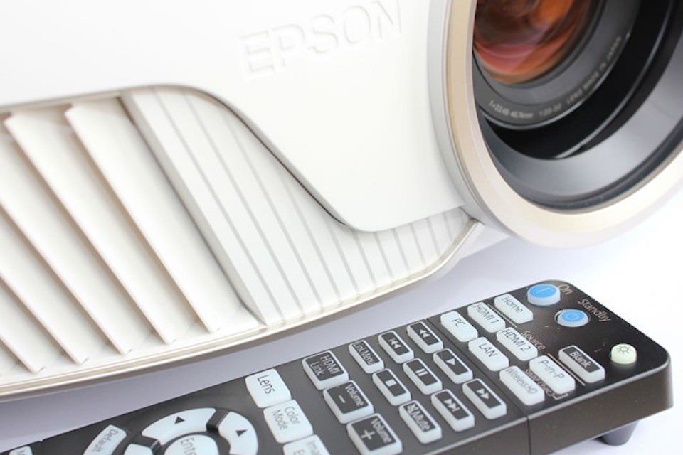 Исследование от Epson: проекторы и большие экраны поспособствуют совместному семейному отдыху