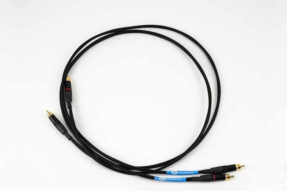Компания WyWires представила собранные вручную акустические и межкомпонентные кабели серии Blue