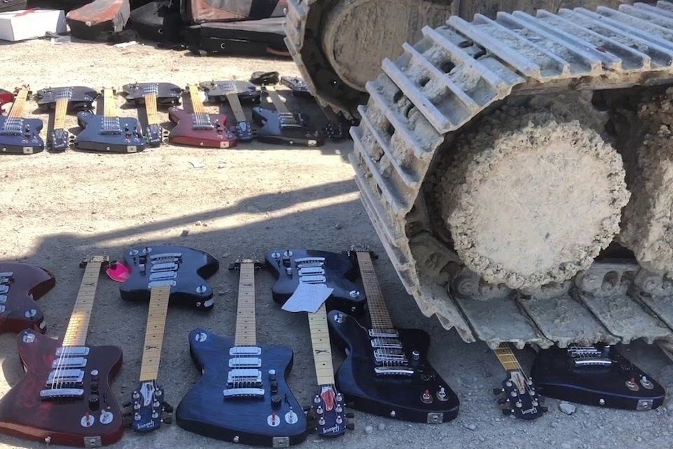 Компания Gibson уничтожила нераспроданные гитары бульдозером