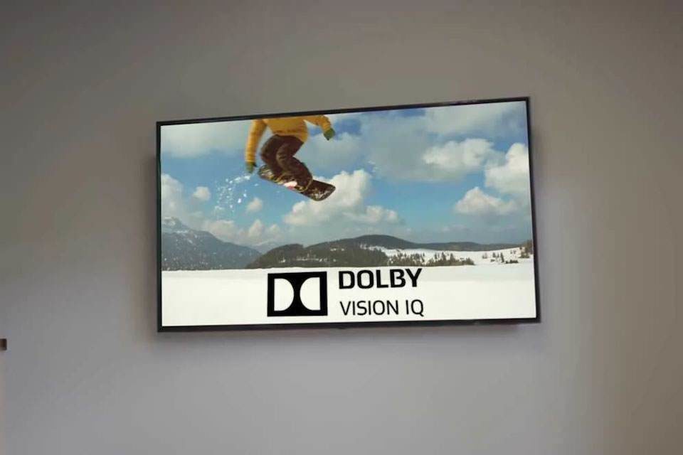 Технология Dolby Vision IQ автоматически настроит телевизор в соответствии с освещением и типом контента