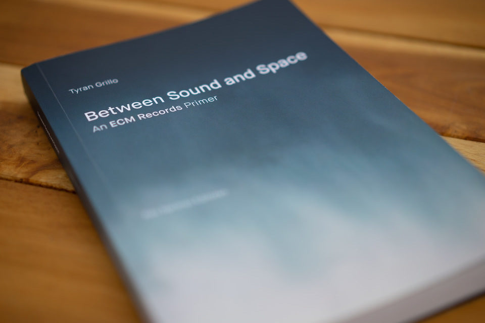 «Между звуком и пространством»: книга о 100 исторических альбомах лейбла ECM Records