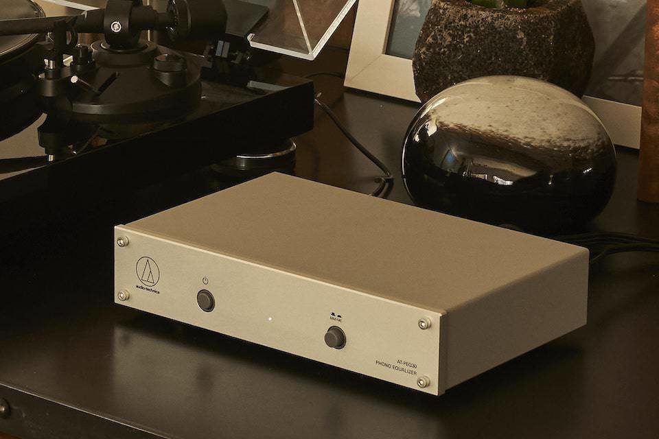 Audio-Technica выпустила недорогой фонокорректор AT-PEQ30 для картриджей MM и МС
