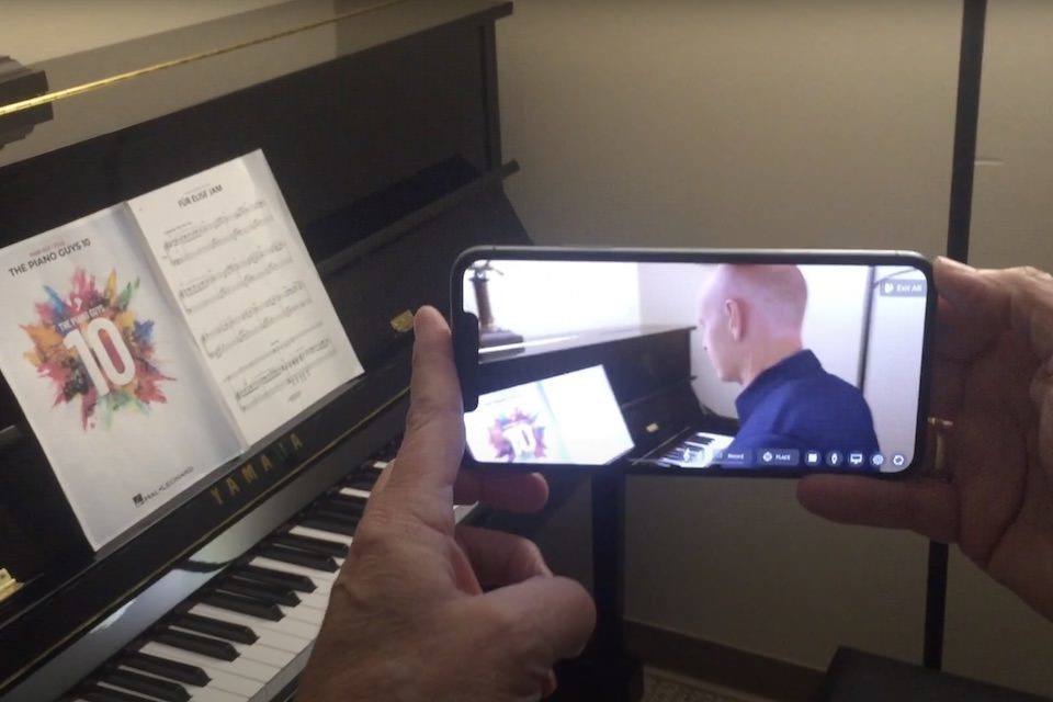 Приложение AR Pianist добавит виртуального пианиста к любому фортепиано