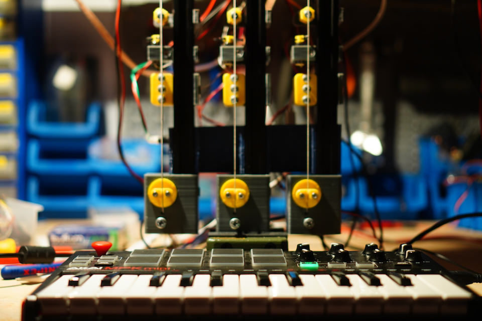 Франк Пьешик создал роботизированный струнный музыкальный инструмент Greg's Harp на базе MIDI-сигналов