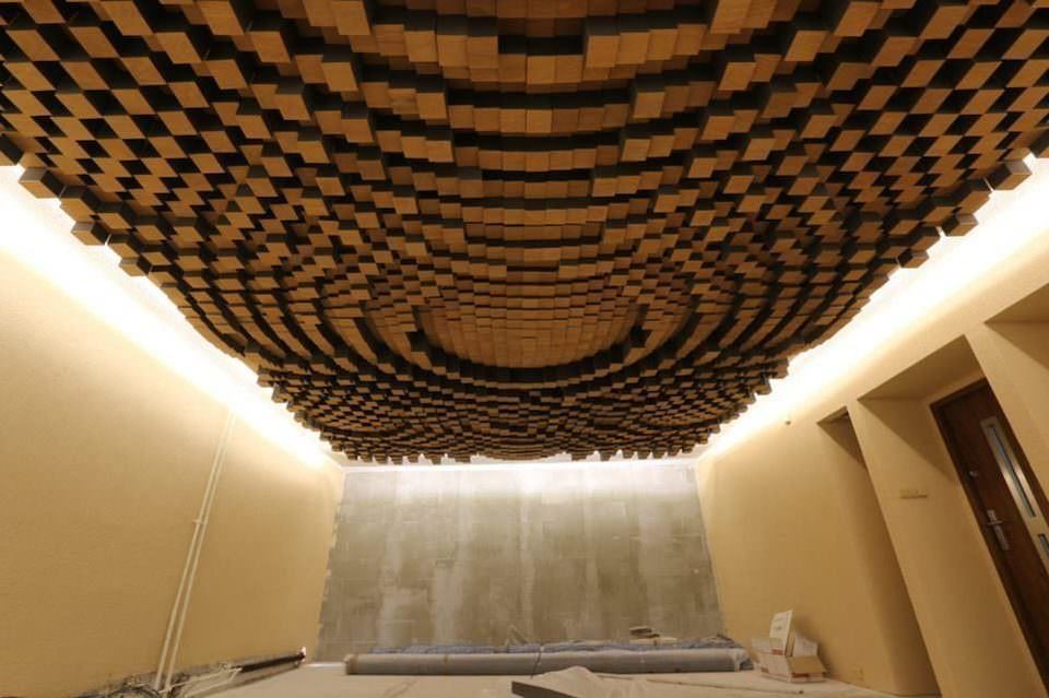 Аудиофильская комната от RDacoustic: огромные акустические диффузоры из дуба и пены и ковер на полу