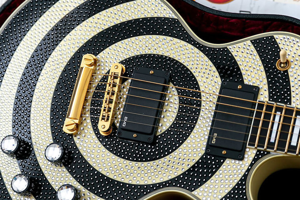 Гитара Gibson Zakk Wylde с тысячами кристаллов Swarovski и золотыми ладами выставлена на продажу