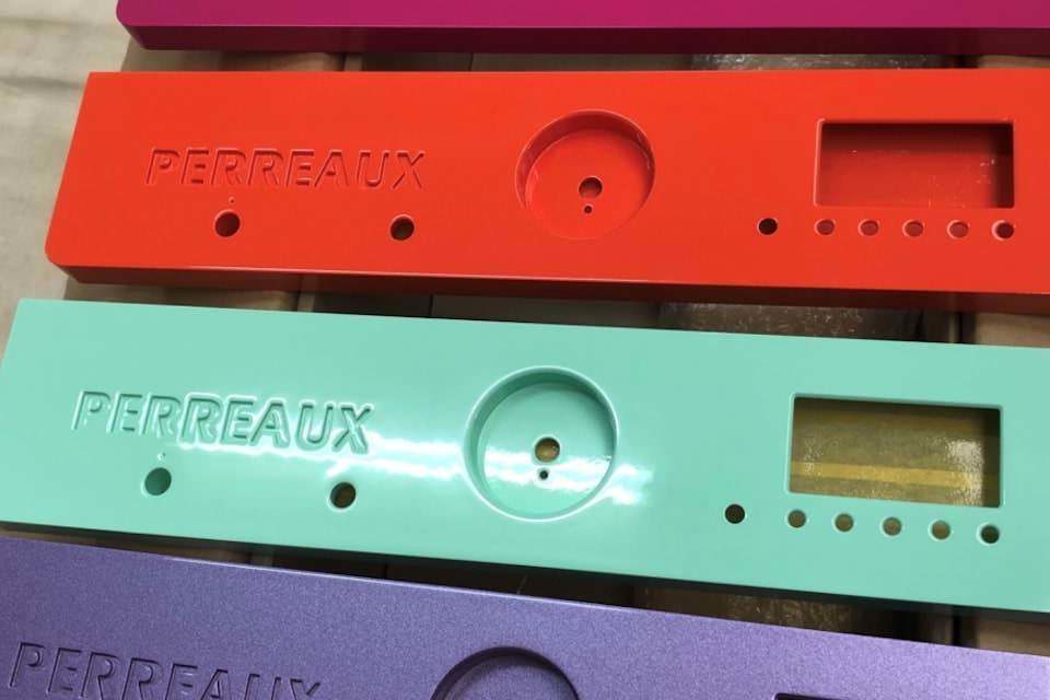 Интегральники Perreaux 155iX и 255iX: яркие расцветки, встроенные ЦАП и фонокорректор