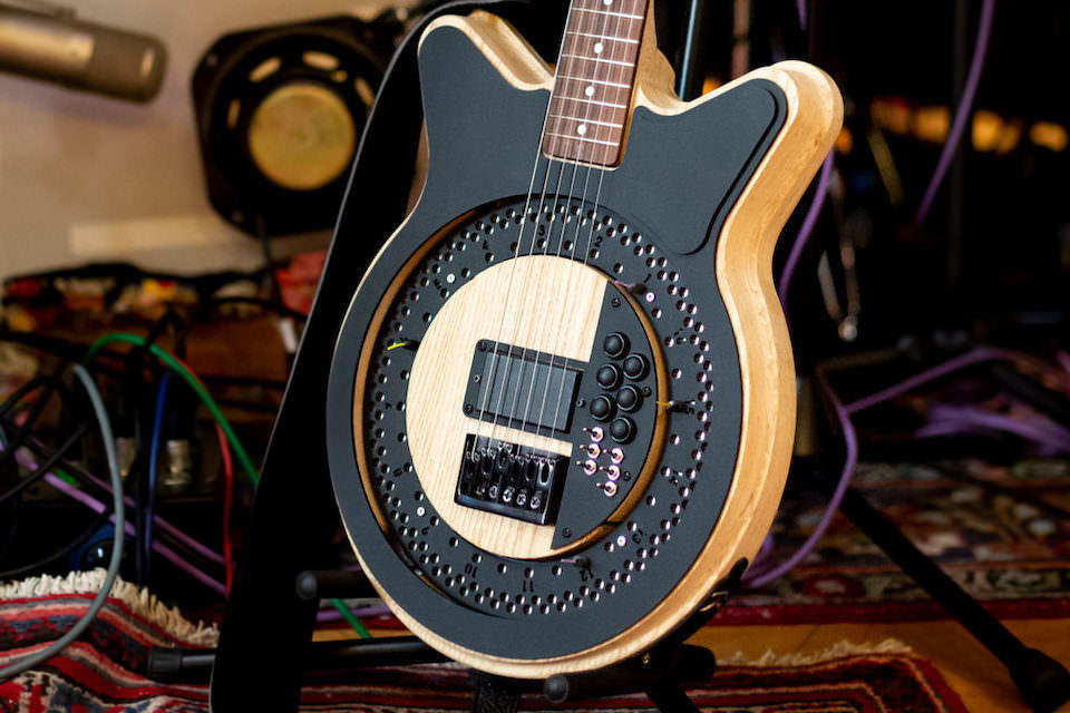 Британский изобретатель показал гитару Circle Guitar с вращающимся диском для 128 медиаторов