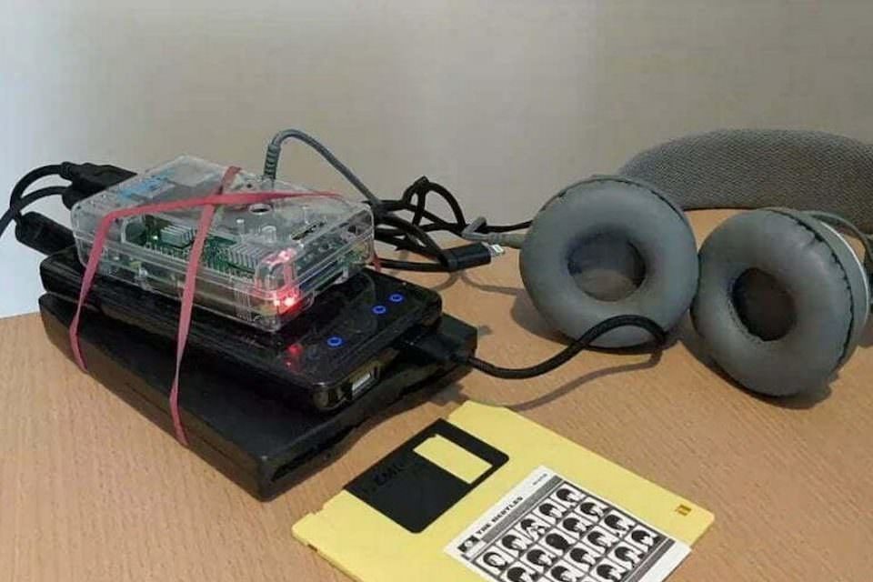Анти-хайфай: умелец собрал портативный плеер из RaspberryPi и флоппи-дисковода