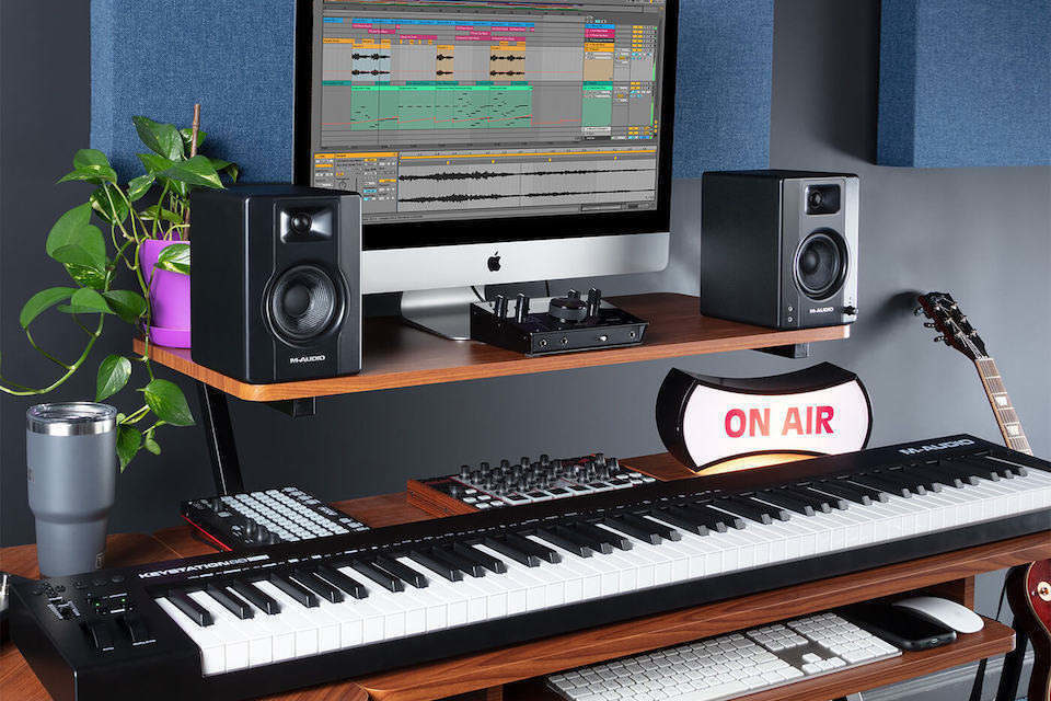 M-Audio выпустила недорогую полноразмерную MIDI-клавиатуру KeyStation 88 MK3 для студии и сцены