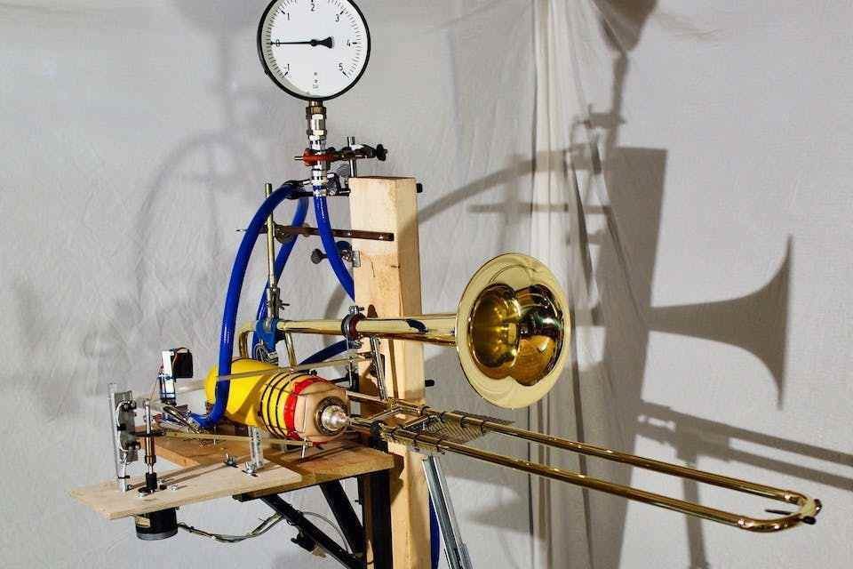 RoboTrombo: неоконченная пьеса для механического тромбона