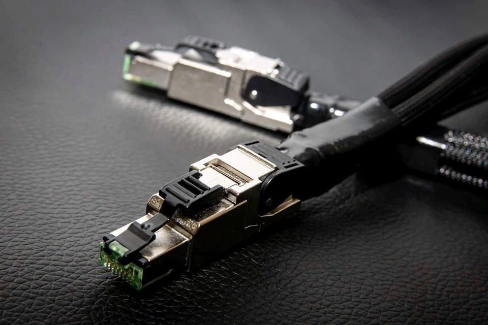 Аудиофильский Ethernet-кабель Acoustic Revive LAN-Quadrant-Triple C: специальная медь, тефлоновая изоляция и шелковый уплотнитель